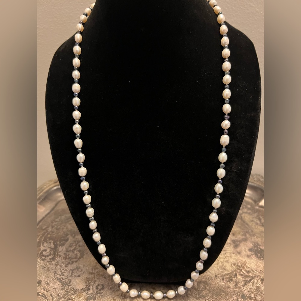 White and peacock genuine cultured pearl necklace